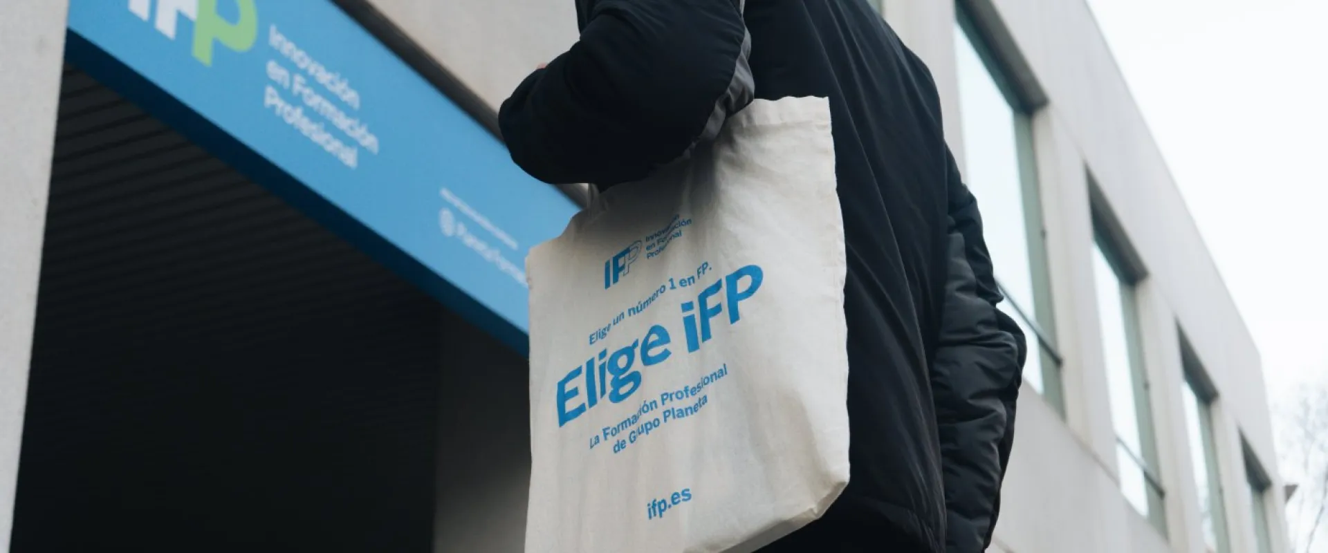 Un chico con una mochila con el logotipo de IFP
