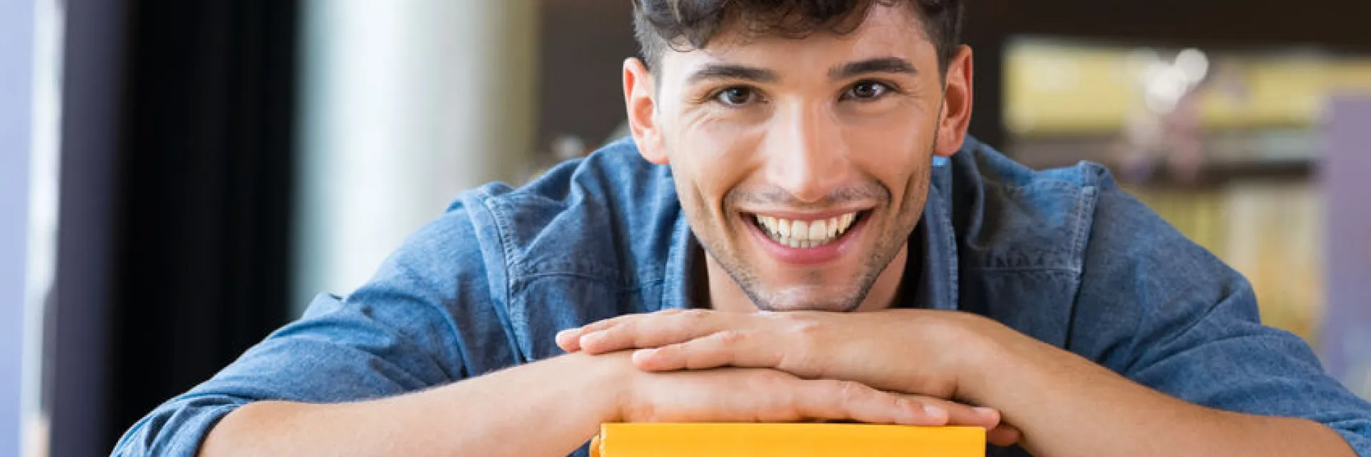 Estudiante de grado superior con libros en la biblioteca.
