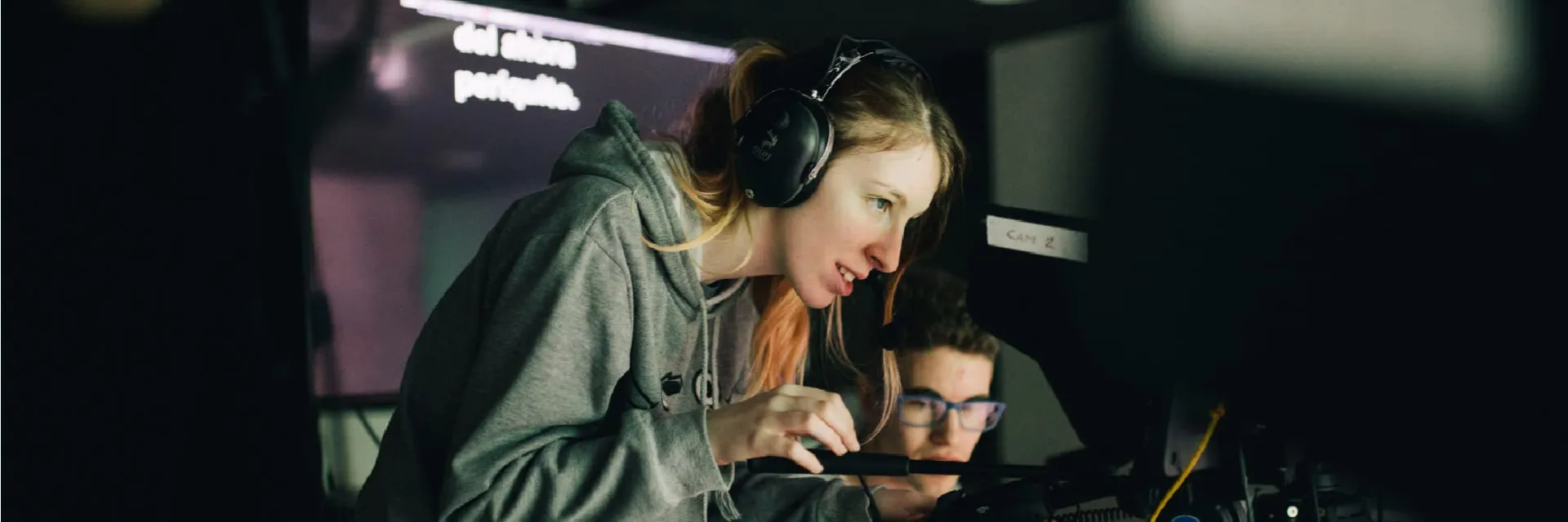 Estudiante de prácticas de sonido e imagen