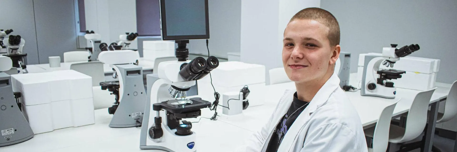 FP Sanidad - Alumno en laboratorio