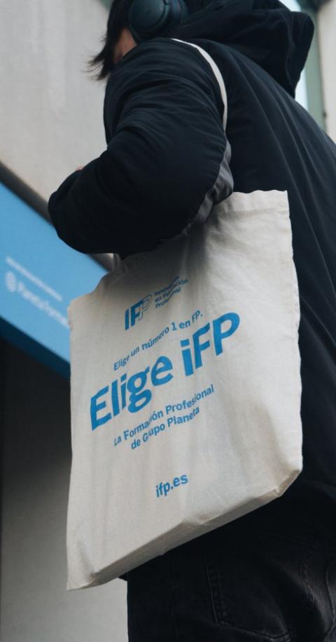 Un chico con una mochila con el logotipo de IFP