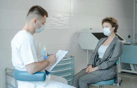 Doctor y paciente en consulta hablando del hipotiroidismo.