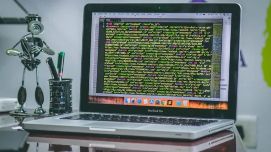 Ordenador con código