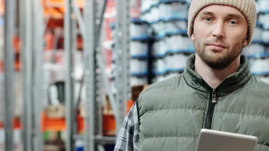 Técnico en logística gestiona comercio internacional en un centro de distribución