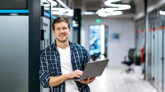 Desarrollador con portátil, trabajando en aplicaciones multiplataforma