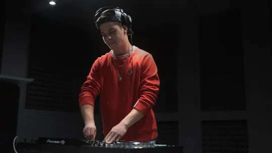 DJ trabajando en el estudio