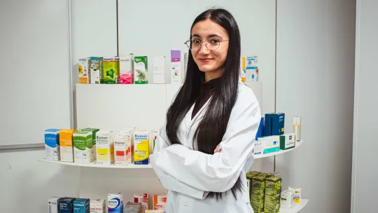 Auxiliar de farmacia con productos