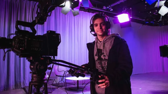 Operador de cámara graba un proyecto audiovisual