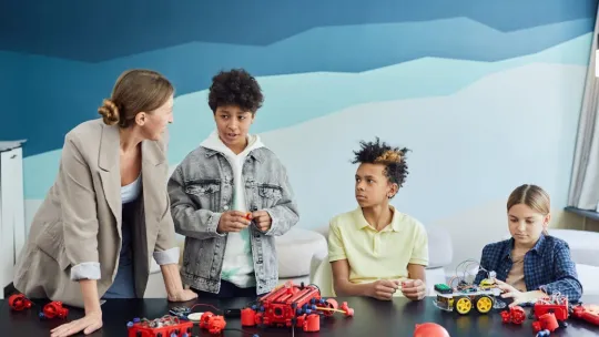 Chicos en clase de ciencia