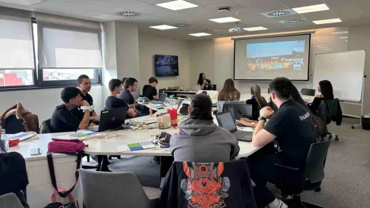 Un grupo de alumnos de iFP trabajan en su proyecto para el concurso.