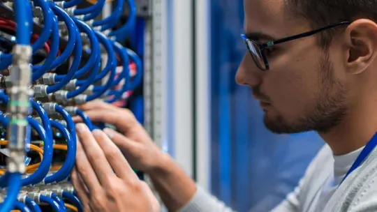 Alumno de ciberseguridad trabajando con un servidor