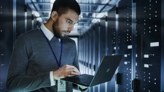 Informático trabaja con servidores.