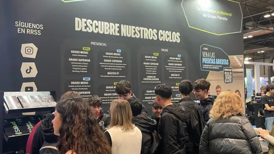 AULA Madrid y Saló de L’Ensenyament | IFP un grupo de chicos están en un stand de IFP