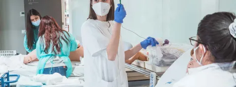 Alumna de Cuidados Auxiliares de Enfermería en una formación práctica.