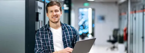 Desarrollador con portátil, trabajando en aplicaciones multiplataforma