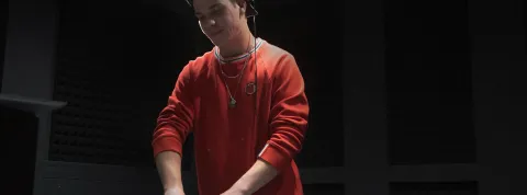 DJ trabajando en el estudio