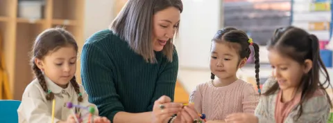 Maestra con alumnos de educación infantil