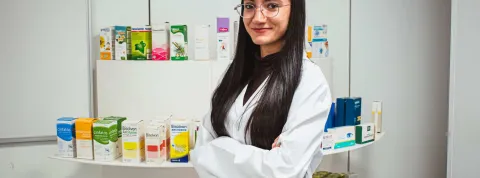 Auxiliar de farmacia con productos