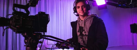 Operador de c谩mara graba un proyecto audiovisual