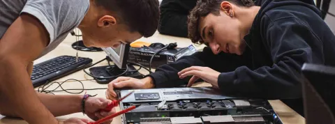 Estudiantes de Sistemas Microinformáticos trabajan en un proyecto.