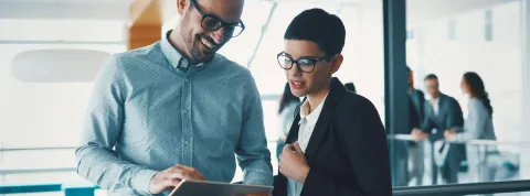 Dos compañeros de Gestión Administrativa en una oficina