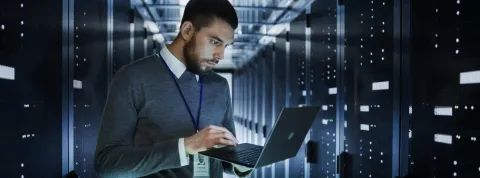 Informático trabaja con servidores.