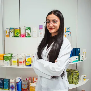 Auxiliar de farmacia con productos