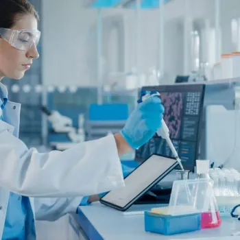 Mujer trabajando en un laboratorio cínico y biomédico