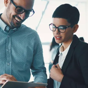 Dos compañeros de Gestión Administrativa en una oficina