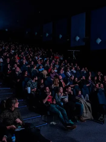 Auditorio lleno de gente en unos premios donde participan y ganan alumnos de iFP