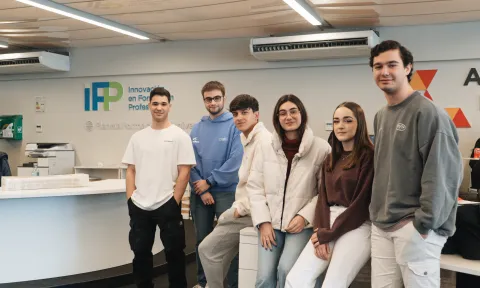 Un grupo de alumnos están en una sala de IFP
