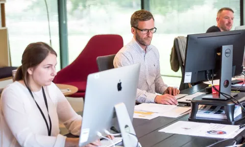 Auxiliares administrativos trabajan en una oficina