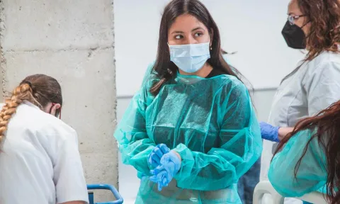 Auxiliar de geriatría asistiendo a personas mayores y ancianos