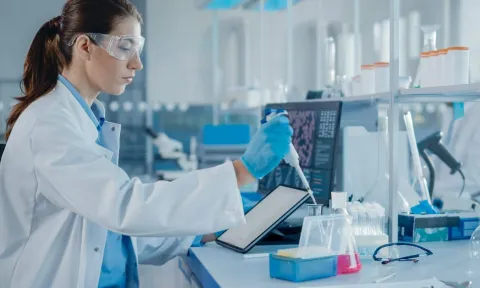 Mujer trabajando en un laboratorio cínico y biomédico