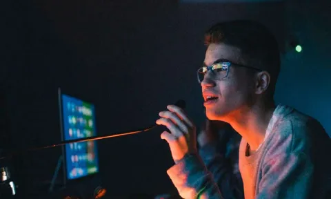 Alumno de Producci贸n de Audiovisuales en el estudio.