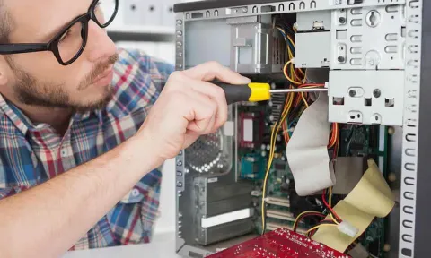 Informático joven trabaja en los componentes de un ordenador.