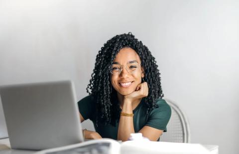 Mujer Sentada A La Mesa Con El Portátil