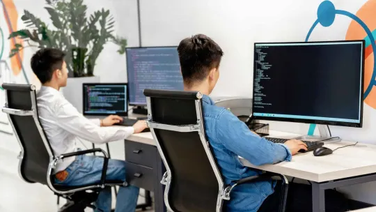 Trabajadores programando con el ordenador