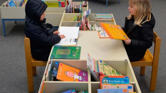 Dos niños en clase de educación infantil
