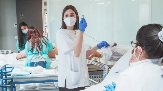 Alumna de Cuidados Auxiliares de Enfermería en una formación práctica.