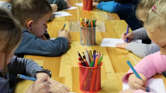 Niños de educacional infantil en clase