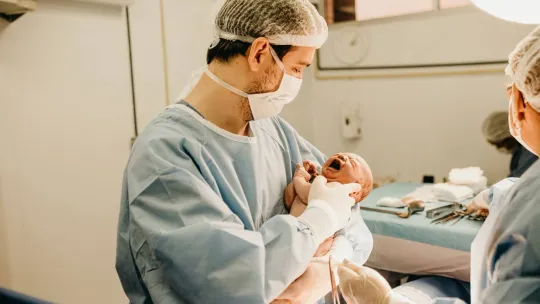 Auxiliar en un Paritorio