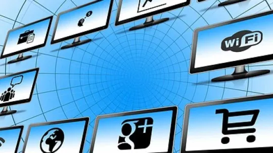 Monitores con símbolos tecnológicos | Desarrollo web