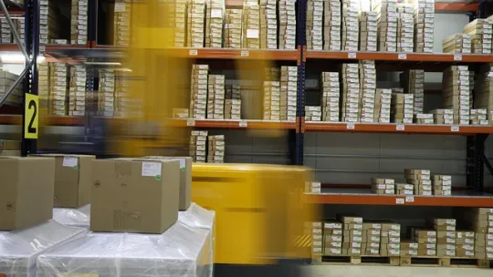 Centro de distribución con productos almacenados.