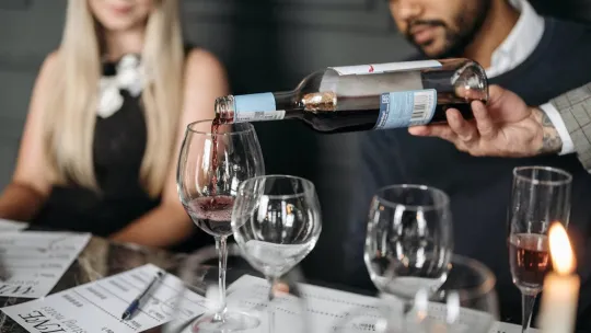 Profesional del marketing enfocado al mundo del vino sentados en una mesa