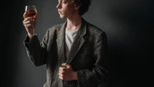 Publicidad de la Enología. Un hombre con una copa de vino.