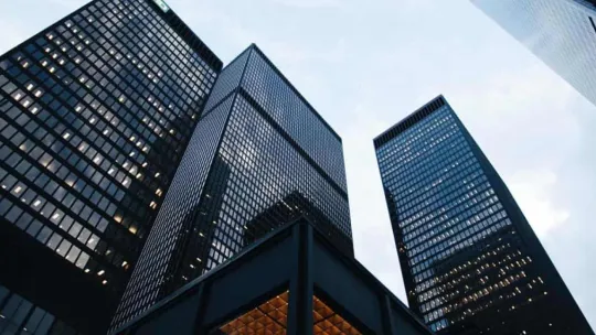 Vista desde abajo de empresas en rascacielos.