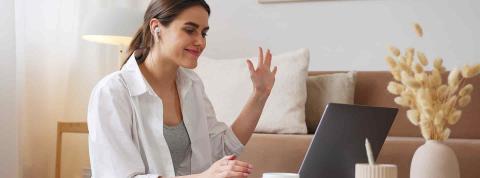 Mujer estudiando online desde su casa