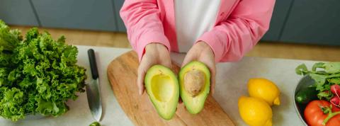 Nutricionista preparando una dieta hiposódica