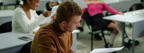 Joven estudiando en clase 